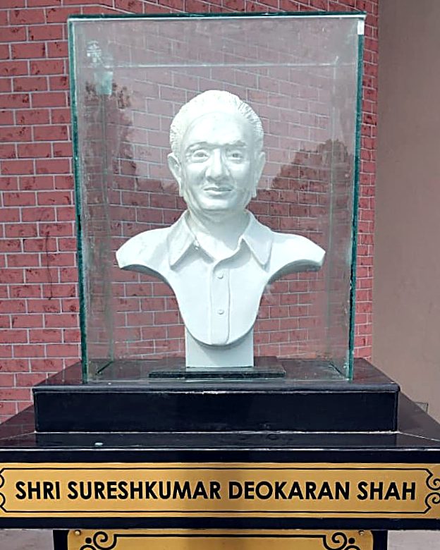 Statue of Shri Sureshkumar Deokaran Shah at Dekson ITI